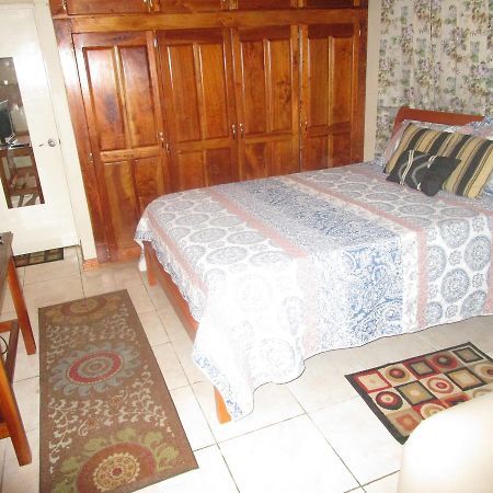 The Residence Portmore Apartments 外观 照片