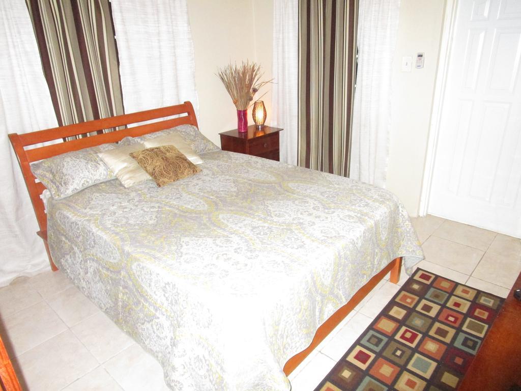 The Residence Portmore Apartments 外观 照片