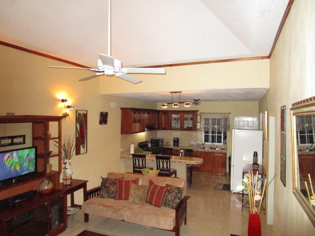 The Residence Portmore Apartments 外观 照片
