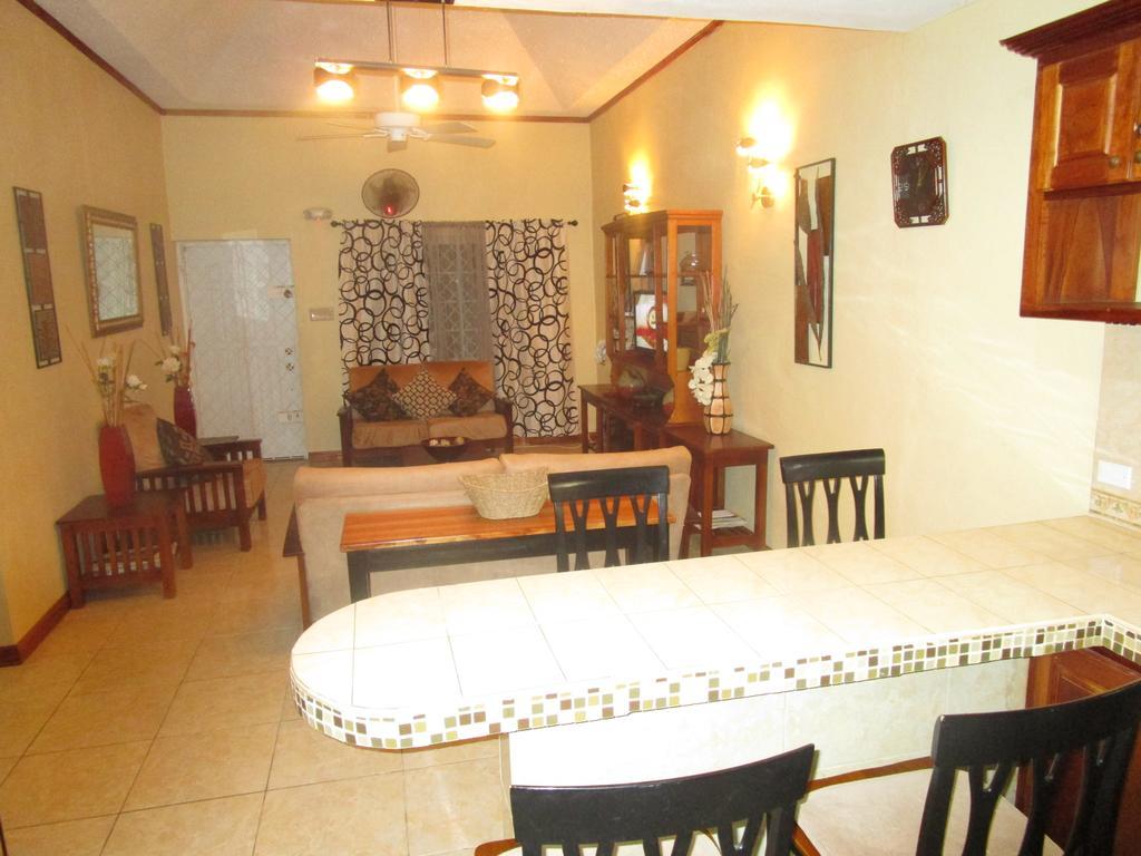 The Residence Portmore Apartments 外观 照片