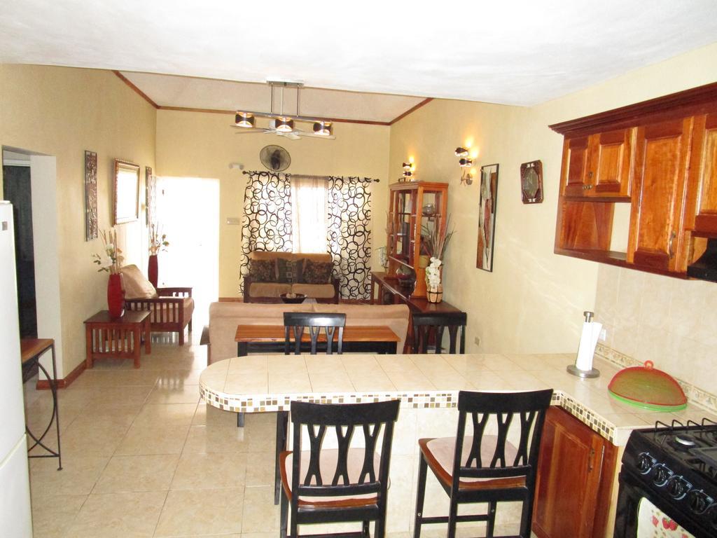 The Residence Portmore Apartments 外观 照片