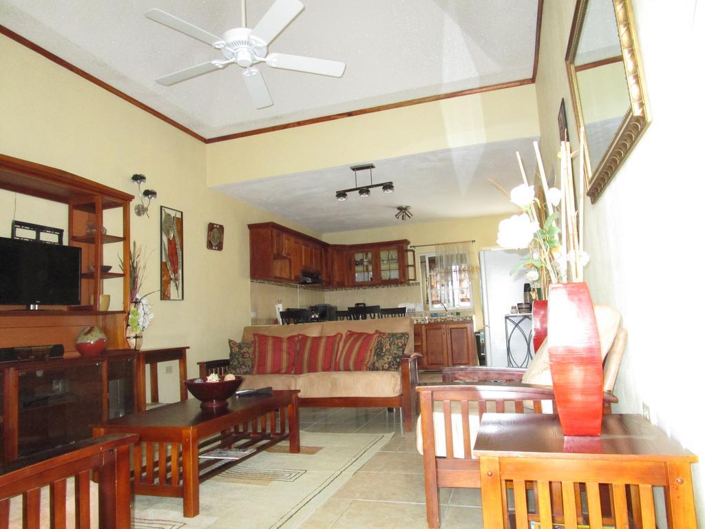 The Residence Portmore Apartments 外观 照片