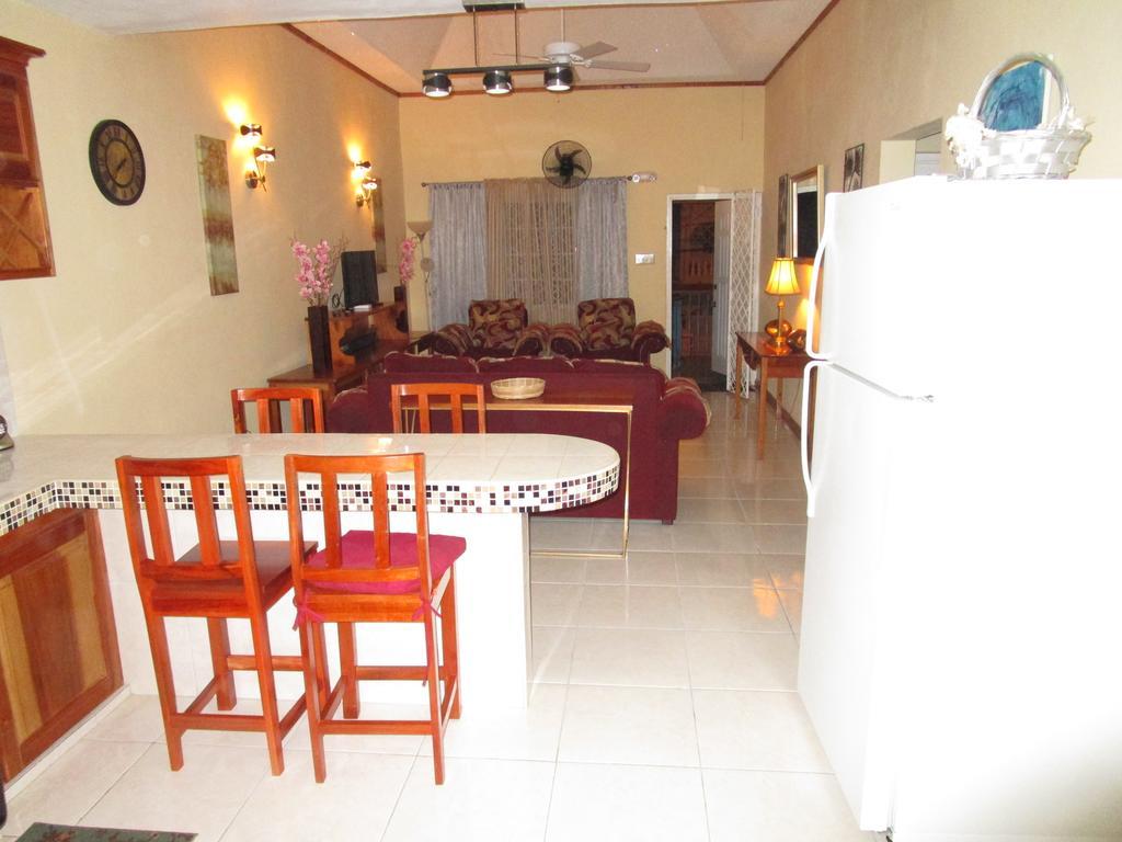 The Residence Portmore Apartments 外观 照片