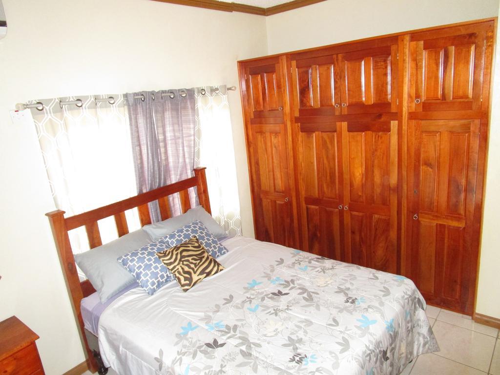 The Residence Portmore Apartments 外观 照片