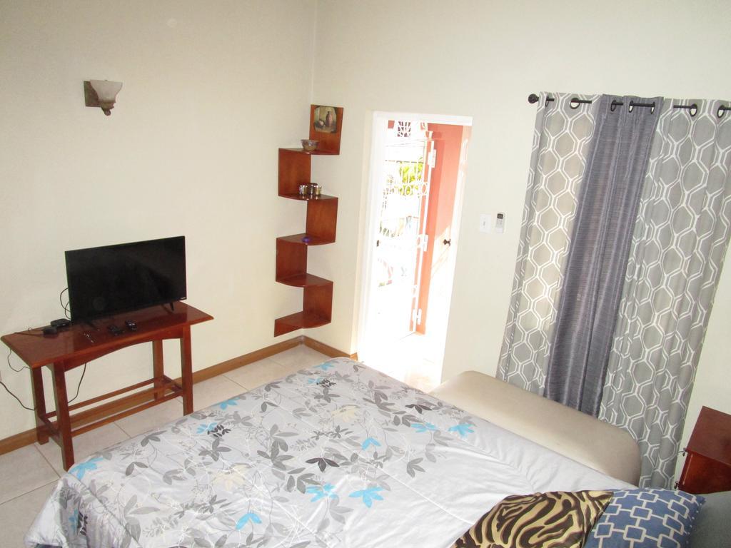 The Residence Portmore Apartments 外观 照片