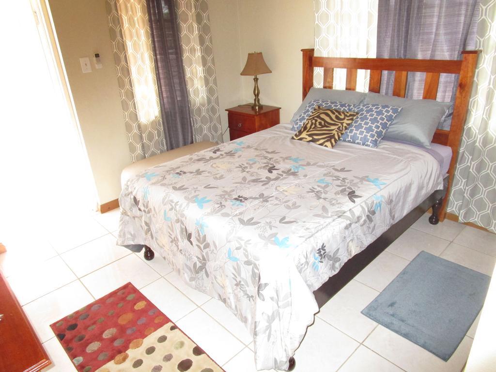 The Residence Portmore Apartments 外观 照片