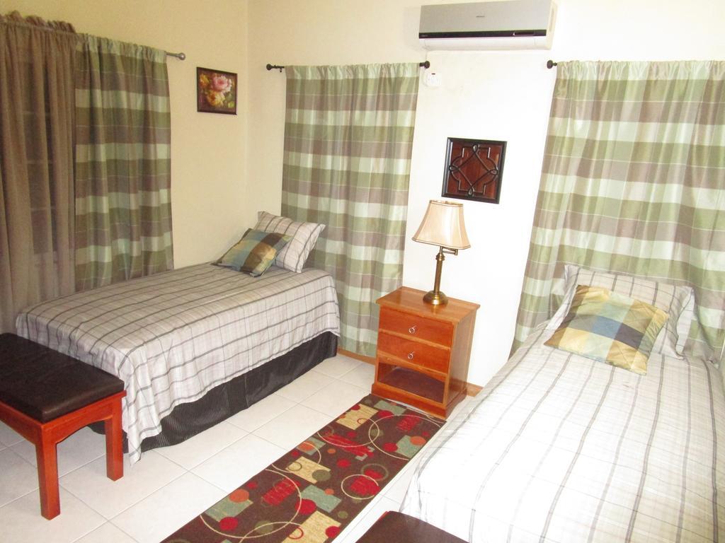 The Residence Portmore Apartments 外观 照片