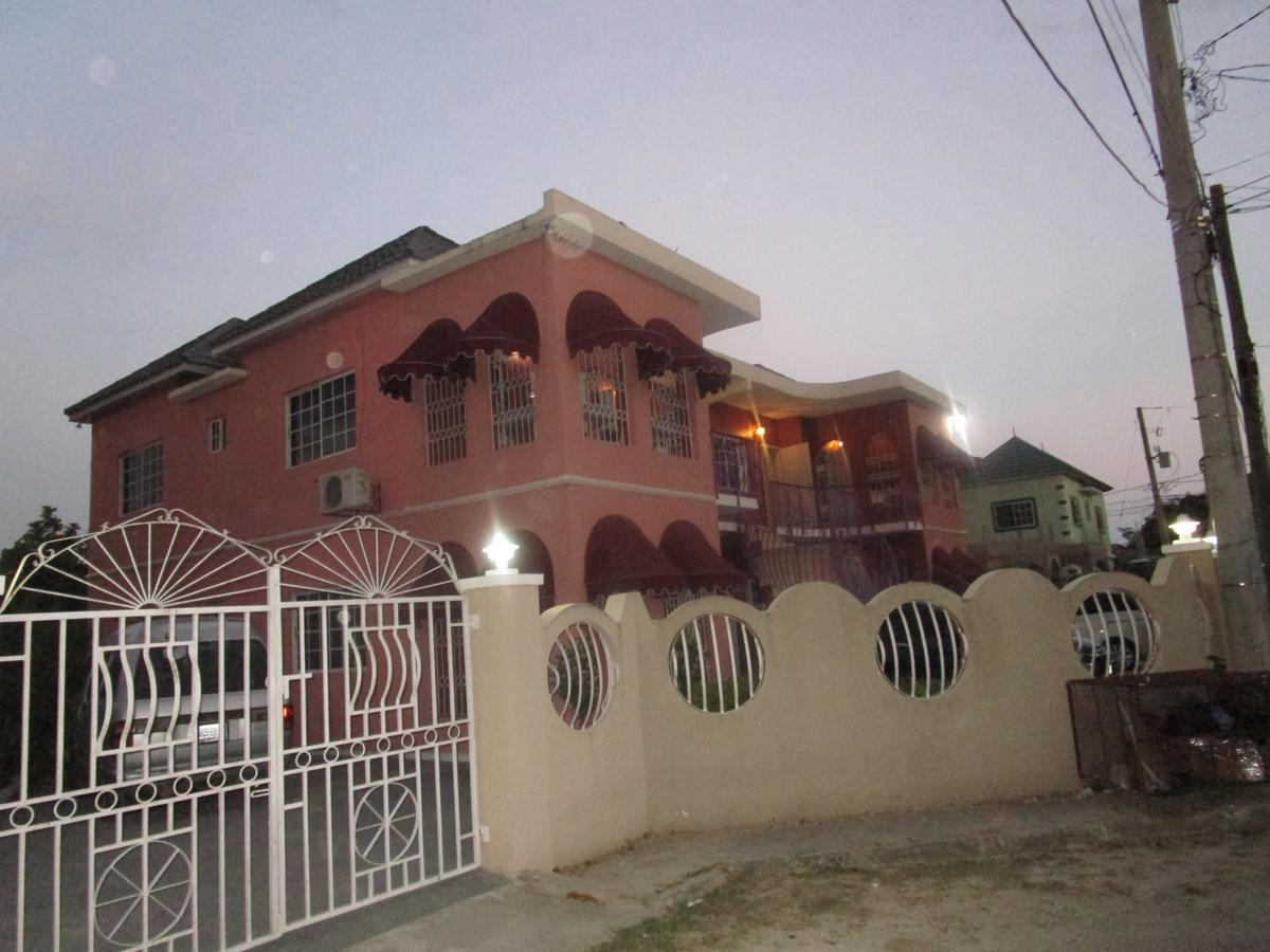 The Residence Portmore Apartments 外观 照片