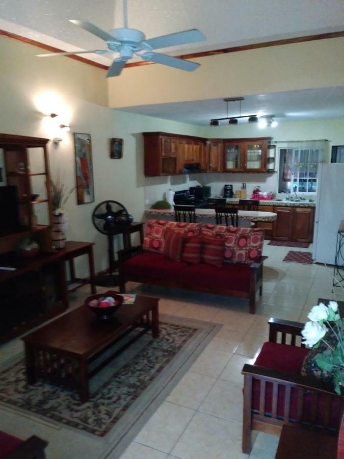 The Residence Portmore Apartments 外观 照片