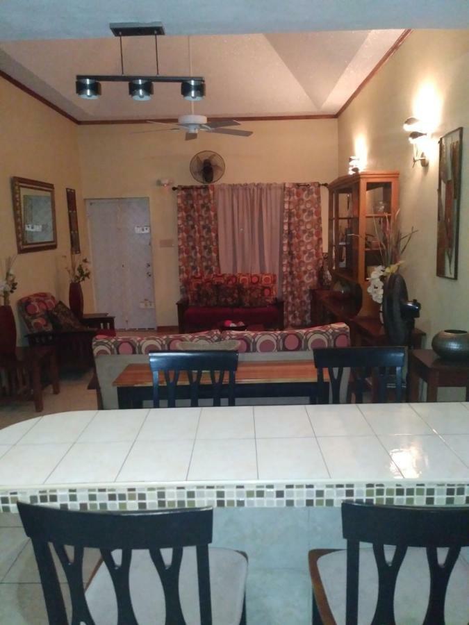 The Residence Portmore Apartments 外观 照片